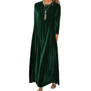 Elegante vestido largo de terciopelo verde oscuro de manga larga con cuello redondo y corte A
