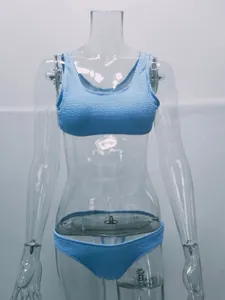 Detalle de un conjunto de bikini en tejido rugoso azul claro sobre un maniquí.