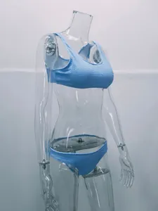 Vista detallada de un conjunto de bikini azul claro en tela arrugada sobre maniquí.