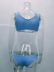 Vista posterior detallada de un bikini texturizado azul claro en un maniquí real.