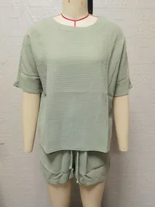 Ensemble décontracté deux pièces en maille gaufrée vert clair avec short et haut assorti