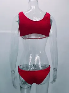 Vista trasera detallada del bikini seersucker rojo con textura de tela elástica única