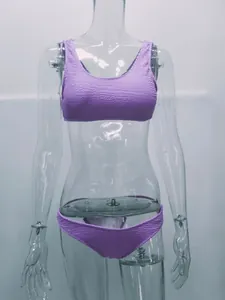 Vista detallada de la tela texturizada de este bikini lila en un maniquí transparente
