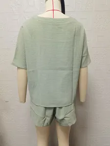 Vue arrière d'un ensemble deux pièces en tricot gaufré vert sauge avec short sur mannequin