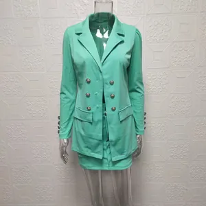Vue de face d'un ensemble blazer et jupe vert menthe pour femme sur mannequin