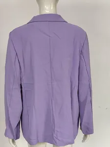 Achteraanzicht van een slim-fit paarse damesblazer met lange mouwen, voorjaarsmode.