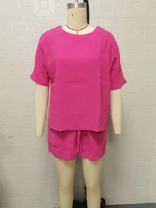 Vue détaillée de l'ensemble haut et short en tricot gaufré fuchsia sur un mannequin
