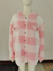 Detailansicht der rosa-weiß karierten Sherpa-Fleecejacke mit Knopfverschluss Mantel