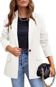 Gedetailleerd overzicht van een witte slim-fit damesblazer met reverskraag en klepzakken.