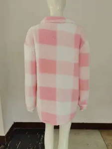 Rückansicht einer gemütlichen rosa-weiß karierten Lammfelljacke für Damen, weiche Textur.