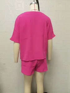 Vue arrière d'un ensemble détente fuchsia deux pièces avec détails texturés