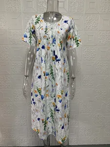 Abito midi casual a maniche corte con vivace stampa di fiori selvatici su tessuto bianco su manichino