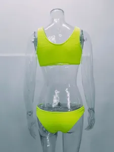 Vista trasera detallada de un conjunto de bikini de dos piezas amarillo neón en tela rugosa