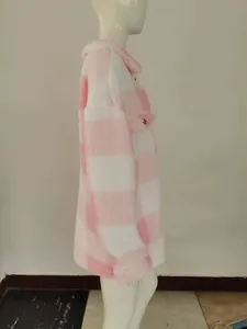 Detaillierte Seitenansicht der pink-weiß kararierten Plüsch-Fleecejacke auf Schaufensterpuppe