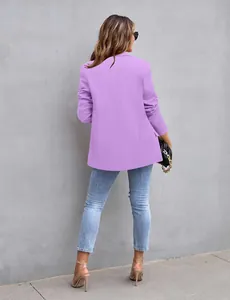 Achteraanzicht van een stijlvolle lavendelkleurige slim-fit damesblazer in moderne lentestijl.
