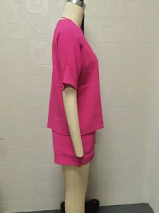 Vue latérale de l'ensemble fuchsia texturé haut court et short sur mannequin de mode