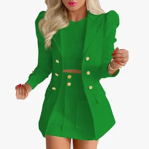 Élégant ensemble tailleur trois pièces vert vif avec boutons dorés et mini-jupe