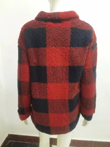 Detailansicht der Rückseite einer rot-schwarz karierten Sherpa-Fleecejacke für Damen