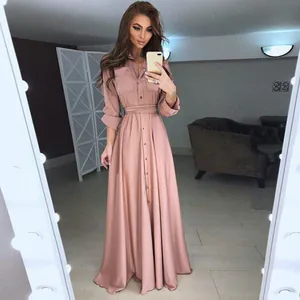 Selfie miroir montrant une robe longue en mousseline rose poudré à manches longues