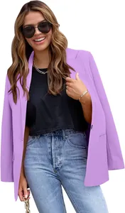 Gedetailleerd overzicht van een stijlvolle lavendelkleurige slim-fit blazer voor dames met revers