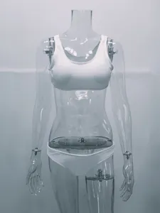 Vista detallada del bikini blanco texturizado en un maniquí transparente para mujer