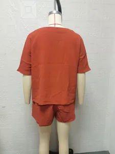Vue arrière d'un ensemble d'été deux pièces en maille gaufrée orange rouille sur mannequin
