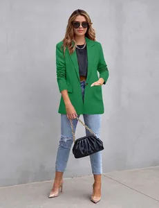Detailopname van een stijlvolle groene slim-fit blazer met lange mouwen en reverskraag