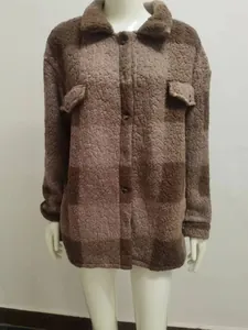 Vorderansicht der braun karierten Sherpa-Fleecejacke für Damen auf einer Schaufensterpuppe
