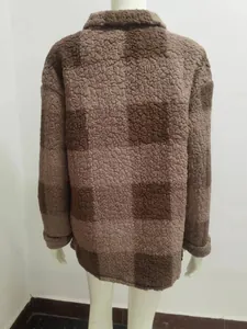 Detaillierte Rückansicht einer gemütlichen braun karierten Teddyjacke aus Fleece
