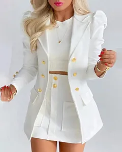 Élégant ensemble deux pièces blanc avec blazer et minijupe orné de boutons dorés