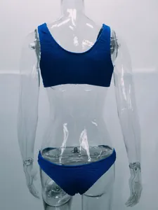Vista posterior detallada de un bikini de tela arrugada azul en maniquí transparente.