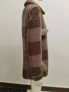 Detailseitenansicht einer braun karierten Sherpa-Jacke mit weicher Textur und Tasche.