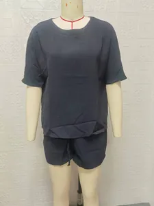 Ensemble deux pièces noir en maille gaufre avec haut à manches courtes et short