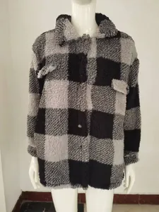 Vorderansicht einer grau-schwarzen Plüschjacke mit Karomuster, Knöpfen und Taschen.