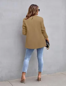 Achteraanzicht van een kaki nauwsluitende blazer met lange mouwen voor dames in streetstyle