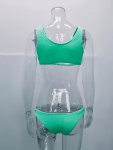 Detalle de la parte trasera de un bikini verde menta en tejido arrugado moderno