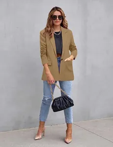 Professioneel model met een slim-fit camelkleurige blazer met een klassieke reverskraag en zakken