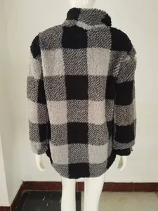 Rückansicht einer schwarz-grau karierten Sherpa-Fleece-Jacke an einer Schaufensterpuppe.
