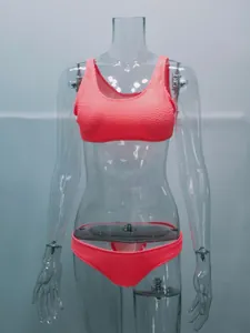 Vista detallada de un conjunto de bikini de dos piezas de seersucker rosa coral