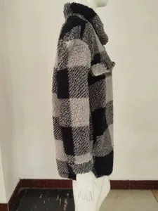Seitenansicht der karierten Sherpa-Fleecejacke mit Knöpfen für Herbst und Winter.