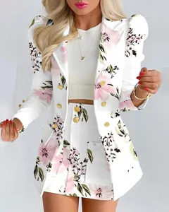 Élégant ensemble deux pièces blanc avec blazer à fleurs roses et jupe assortie