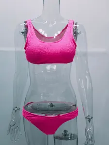 Detalle de bikini rosa con textura arrugada en un maniquí transparente