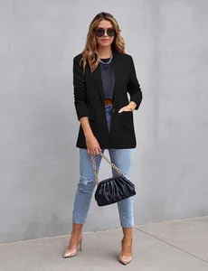 Gedetailleerd overzicht van de zwarte slim-fit blazer gecombineerd met jeans en tas