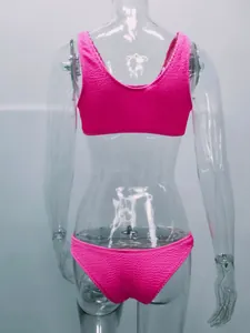 Vista posterior detallada del bikini rosa fruncido con textura de tela seersucker