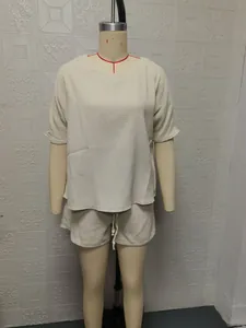 Vue détaillée d'un ensemble de détente en tricot gaufré crème pour femme sur un mannequin