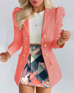 Élégant ensemble blazer rose corail avec boutons dorés et mini-jupe à carreaux colorés