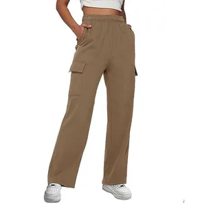 Braune Cargo-Jogginghose mit hoher Taille, Seitentaschen und entspannter gerader Passform.