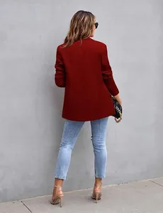 Professioneel achteraanzicht van een stijlvolle rode slim-fit damesblazer jas