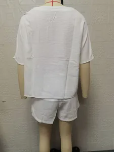 Vue arrière d'un ensemble deux pièces blanc en maille gaufrée avec short