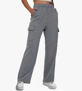 Detailansicht graue High-Waist Cargo-Jogginghose mit weitem Bein und Taschen.
